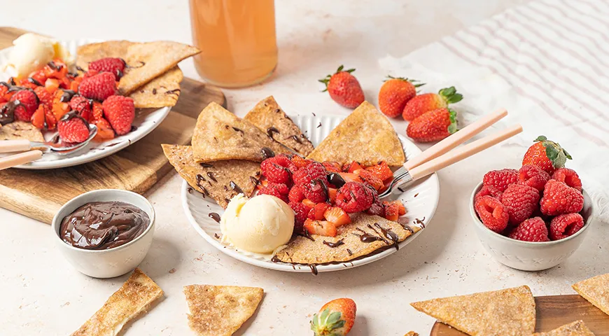 Клубничный десерт начос с мороженым