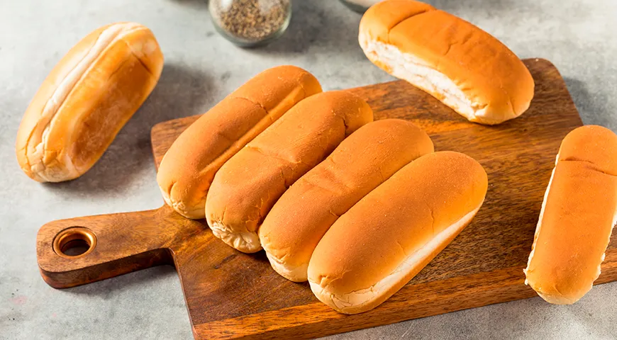 Булочка для хот-дога — это изделие из пшеничной муки высшего сорта, с относительно невысоким содержанием жиров и белков, но со значительной долей быстрых углеводов