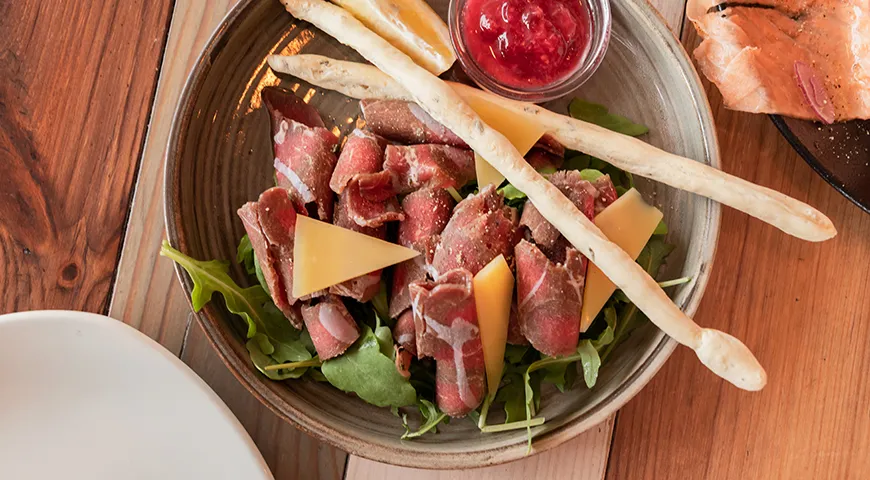 Нарезать строганину правильно — искусство, которым владеют исключительно мужчины