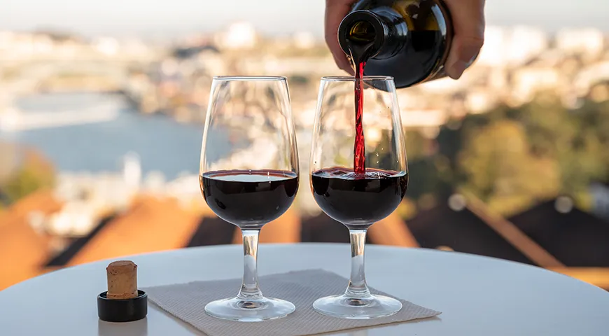 Брожение портвейна обычно останавливают рано, добавляя виноградный спирт, поэтому вино и сохраняет значительную часть природного сахара винограда