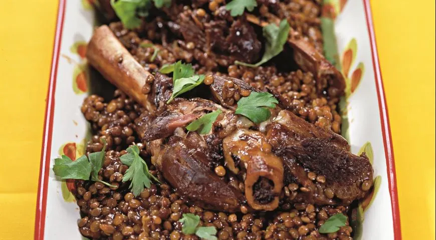 Баранья рулька с чечевицей