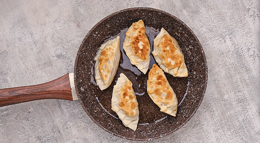 Жареные дамплинги со свининой