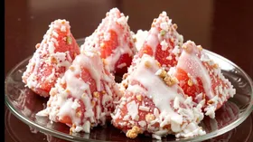 Арбуз с йогуртом, кокосом и орехами
