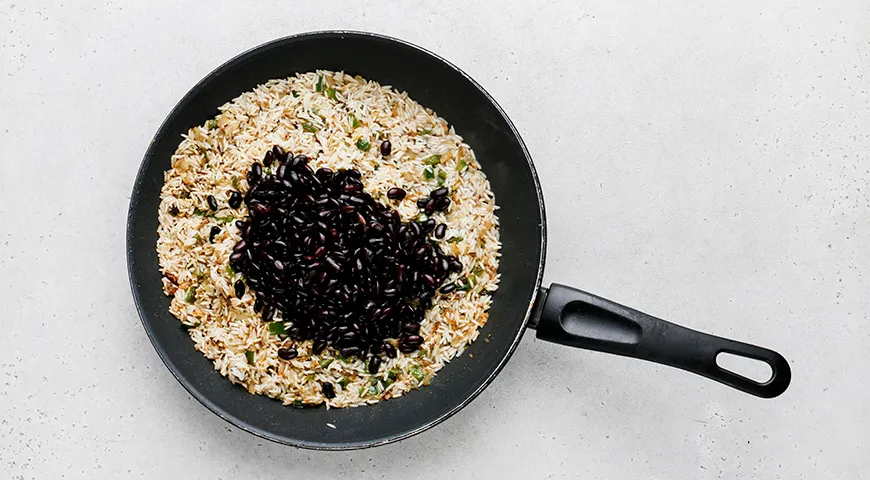 Рис с фасолью на сковороде