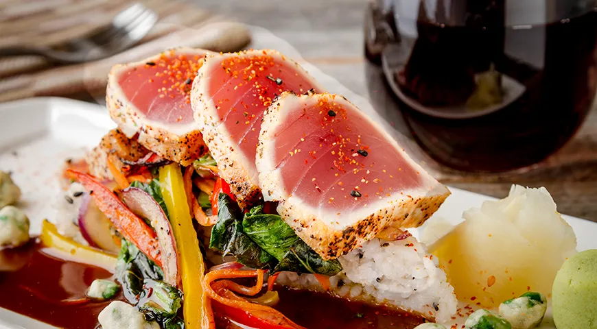 Обжаренные ломтики тунца на рисе с овощами 