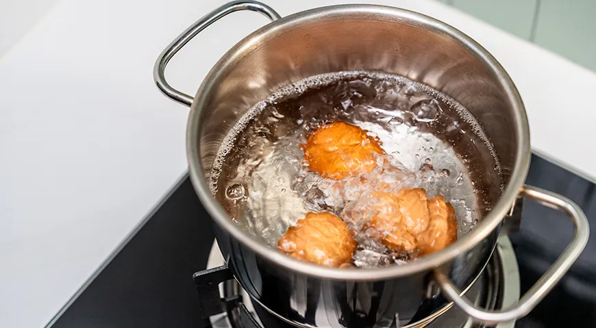 Чтобы сварить яйца всмятку, воду нужно выключить сразу же после того, как она закипела