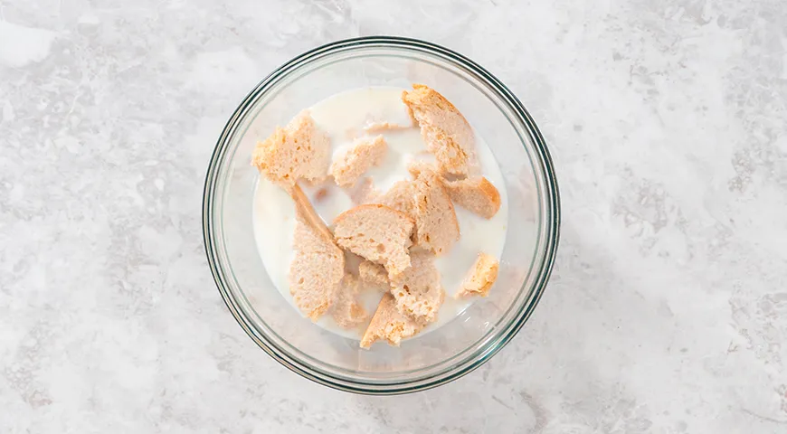 Замоченный в молоке хлеб — проверенный способ сохранить сочность даже в рубленых котлетах из сухой куриной грудки