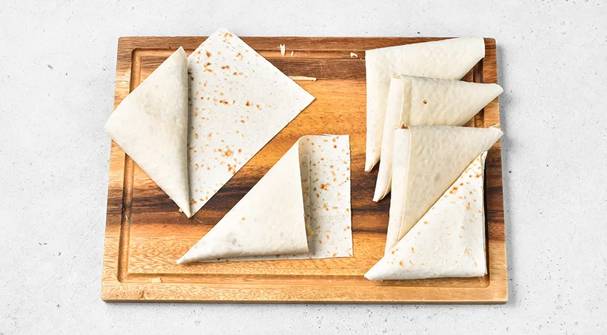 Треугольники из лаваша с фаршем и сыром