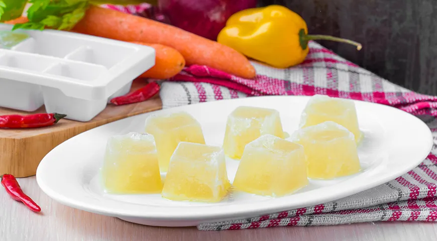 Домашние бульонные кубики можно сделать, воспользовавшись формочками для льда или кексов