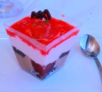 Десерт из мороженого с клубничным сиропом 