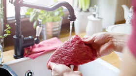Нужно ли мыть мясо, грибы и рыбу? Отвечает повар