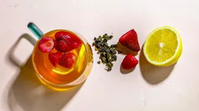 Зеленый чай с лимоном и ягодами