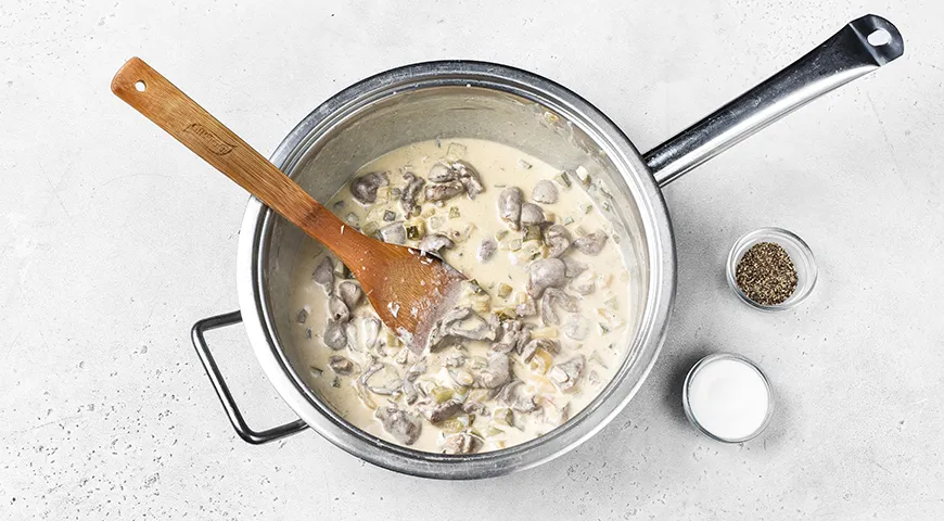 Куриные сердечки, тушенные с солёными огурцами и сметаной