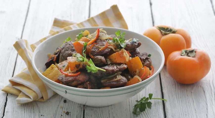 Куриная печень с хурмой