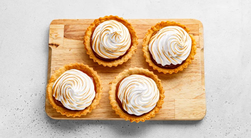 Песочные корзиночки с повидлом и белковым кремом