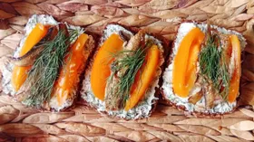 Быстрые закусочные бутерброды с творожным сыром, шпротами и томатами