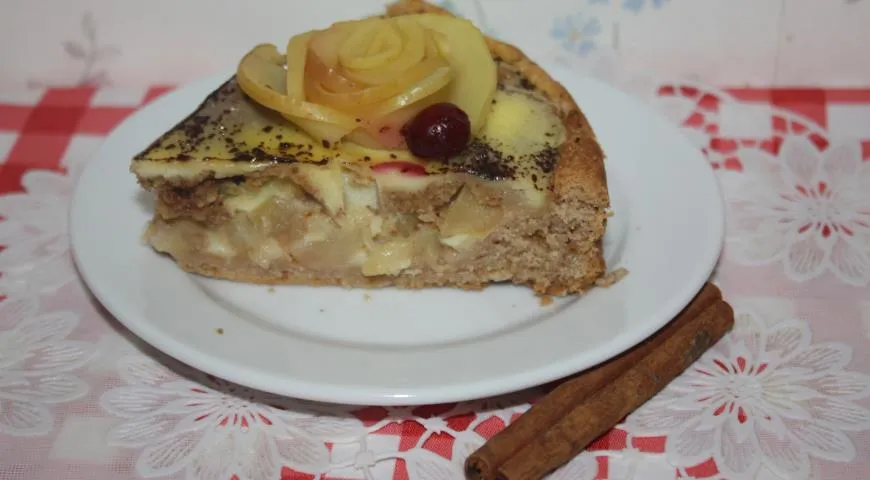 Рецепт яблочной шарлотки с печеньем и заливкой