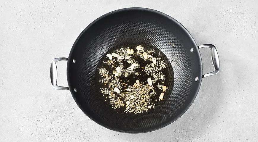 Фунчоза с морепродуктами и овощами