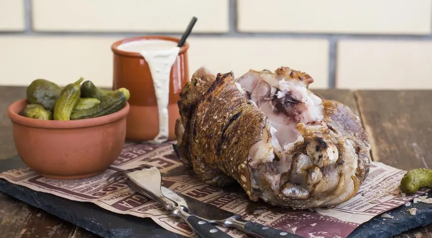 Свиная рулька на гриле  для пивной вечеринки