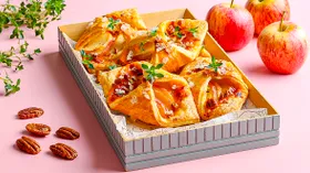 Слойки с яблоком и сыром