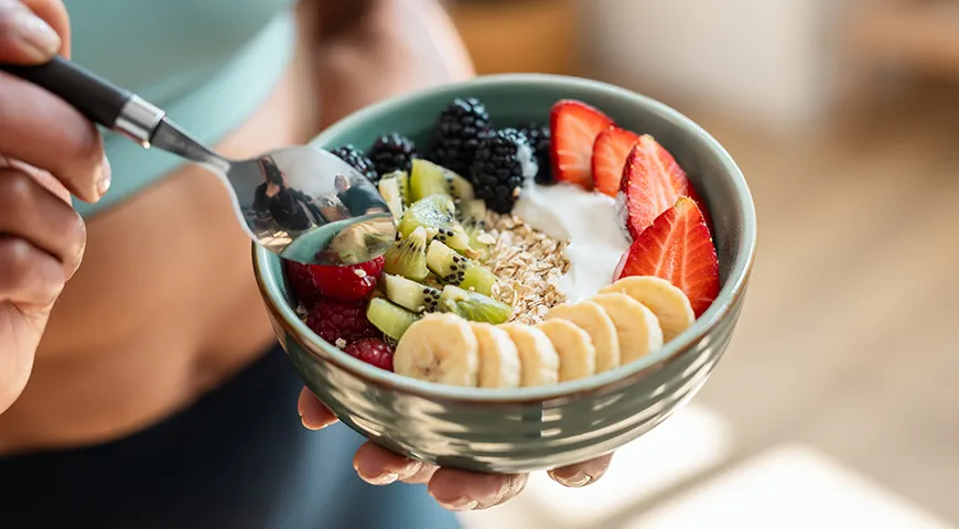 Овсяная каша с ягодами и фруктами — полезный завтрак, подходящий большинству здоровых людей