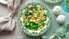 Зеленый суп с мини-пельменями и фасолью