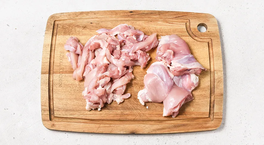 Гуляш из курицы с подливкой на сковороде