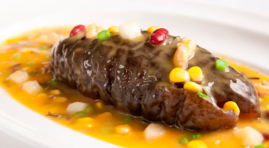 Тушеная кукумария в зернах кукурузы