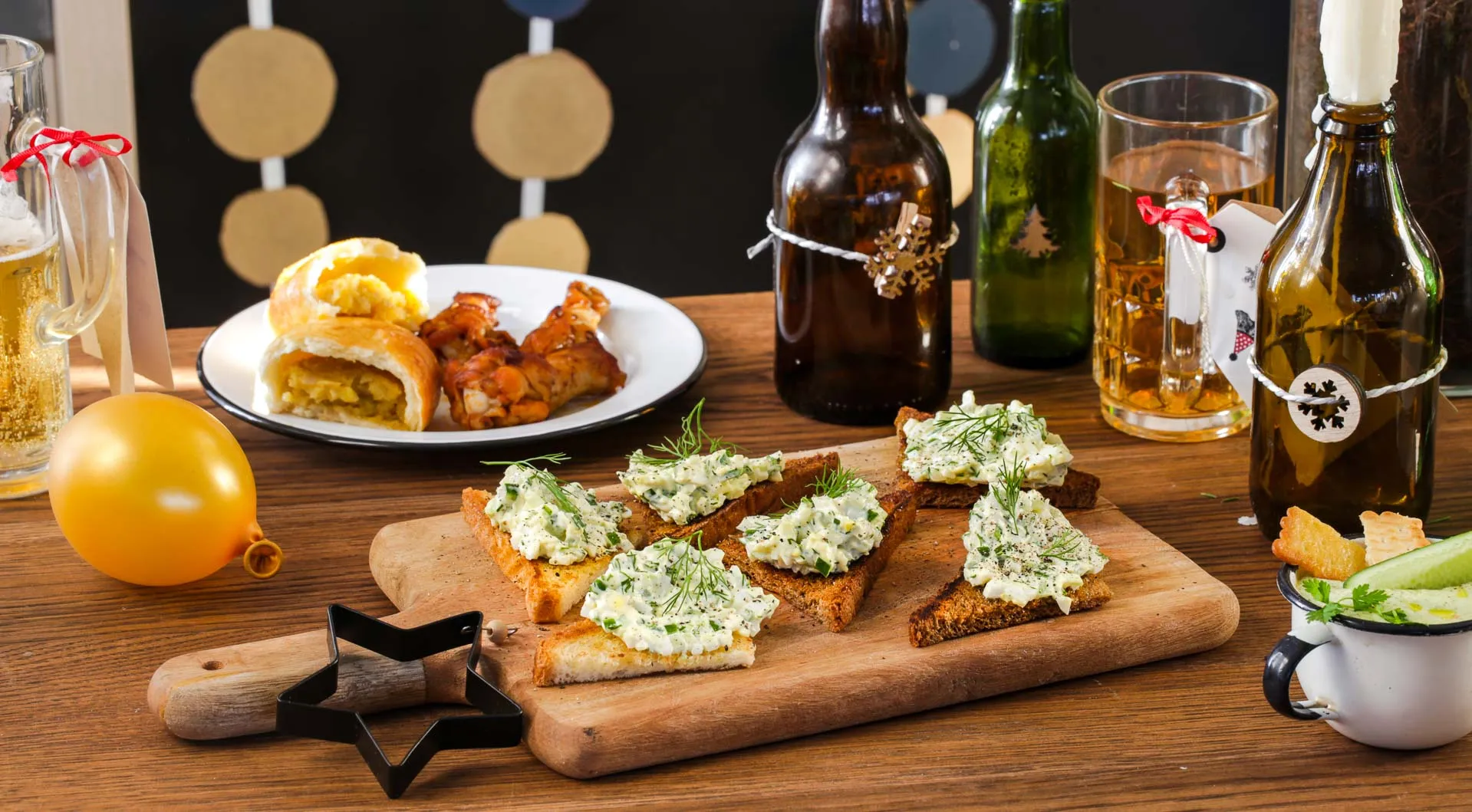 Тосты с яйцами и огурцами