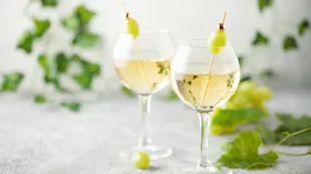 Белый винный лимонад: как делают освежающий коктейль из 2 ингредиентов