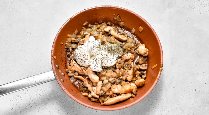 Курица с шампиньонами в сметане на сковороде