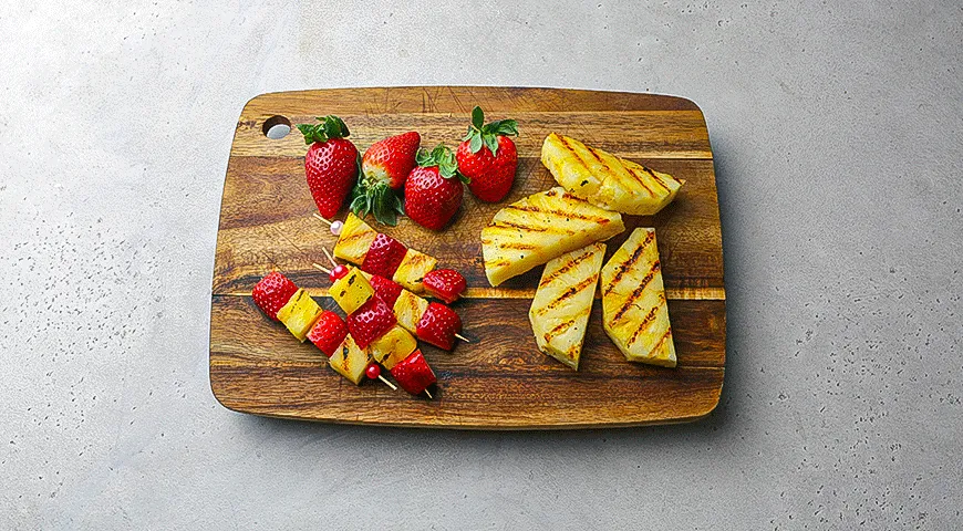 Сангрия с ананасом на гриле и клубникой