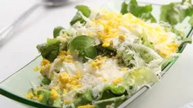 Зеленый салат с яично-сырной заправкой