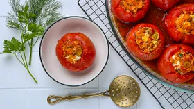 Фаршированные рисом помидоры по-гречески