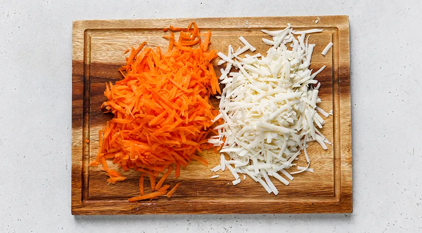 Салат с морковью, сыром, яйцами и чесноком