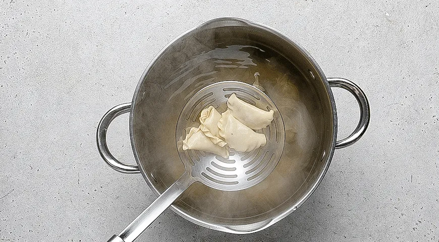 Вареники с квашеной капустой и шкварками