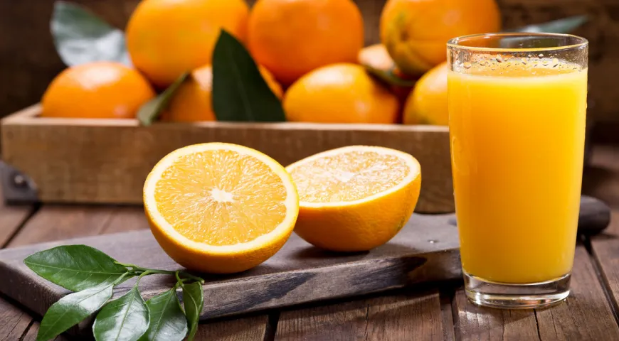 Благодаря маркетингу принято считать, что апельсиновый сок – прекрасный напиток для завтрака, полный пользы. Однако у него есть особенности, о которых стоит знать