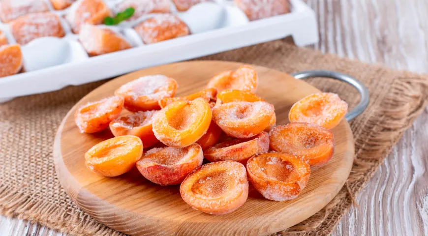 Замороженные половинки абрикосов