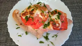 Свинина запечённая под помидорами