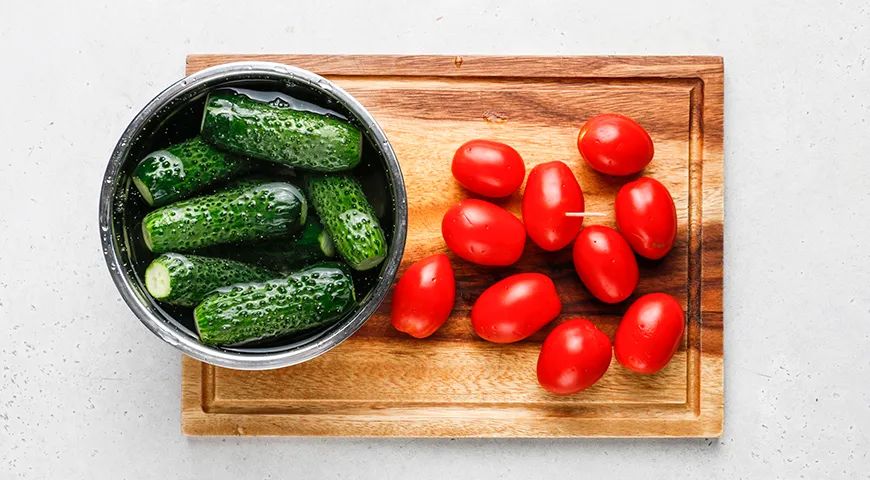 Ассорти из помидоров и огурцов на зиму