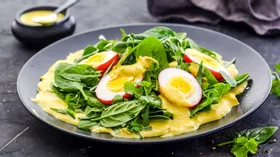 Салат с маринованными яйцами с карри-йогуртом