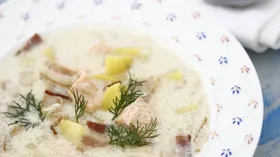 Картофельный суп с лососем и беконом