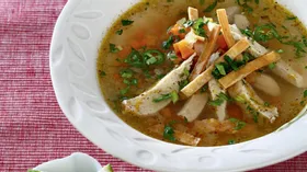Мексиканский суп с индейкой и тортильей