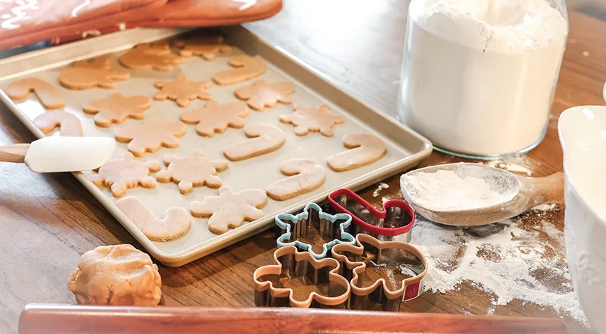 Металлические формочки хороши тем, что обеспечивают четкие контуры и идеально подходят для теста, раскатанного толстым слоем