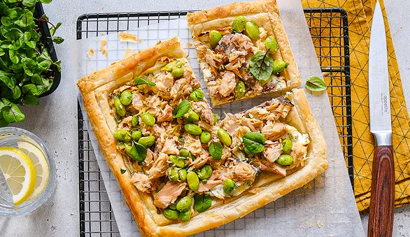 Тарт с горбушей, творожным сыром и бобами эдамаме