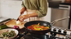 Как использовать сковороду с антипригарным покрытием: пошаговая инструкция и советы по уходу