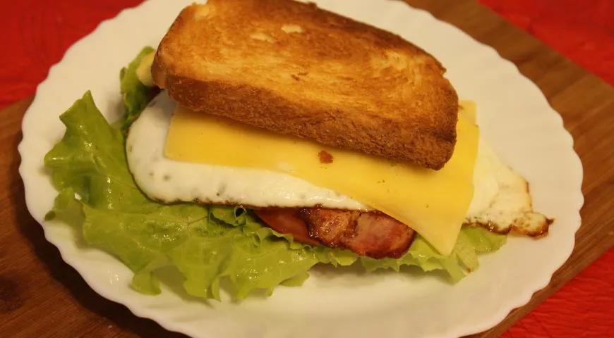 Сэндвич с яйцом и беконом