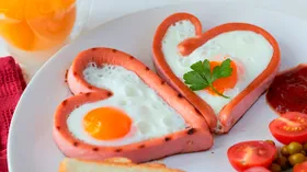 Яичница с сосиской в виде сердечка