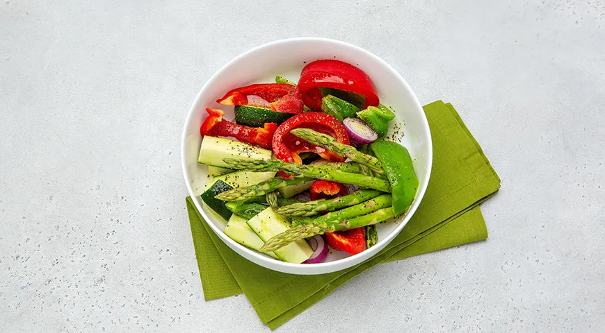 Сосиски с овощами на гриле с чесночным соусом