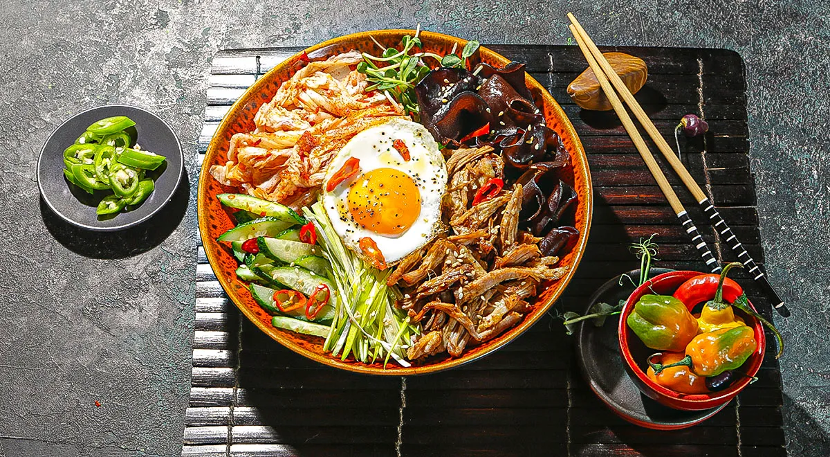 Рецепт боула со свининой, капустой кимчи и грибами